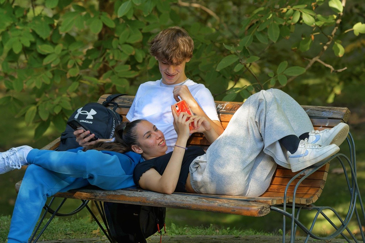couple, happy, bench, park, people, young, girl, boy, smartphone, relaxing, together, outdoors, dating, leisure