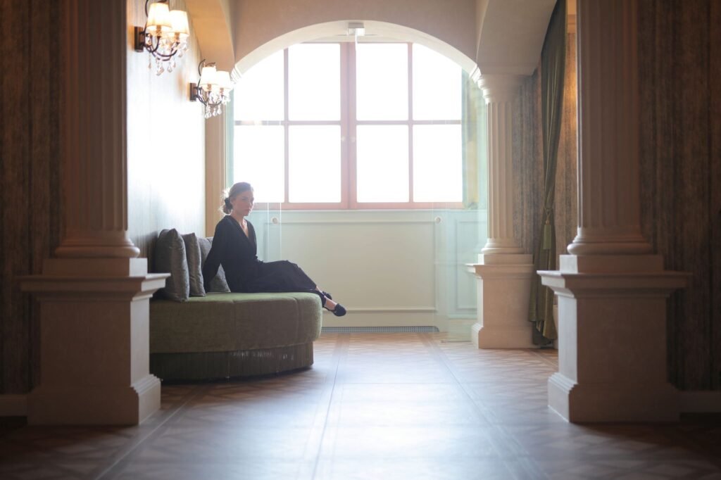 Quiet lobby seating area used as a discreet meeting point