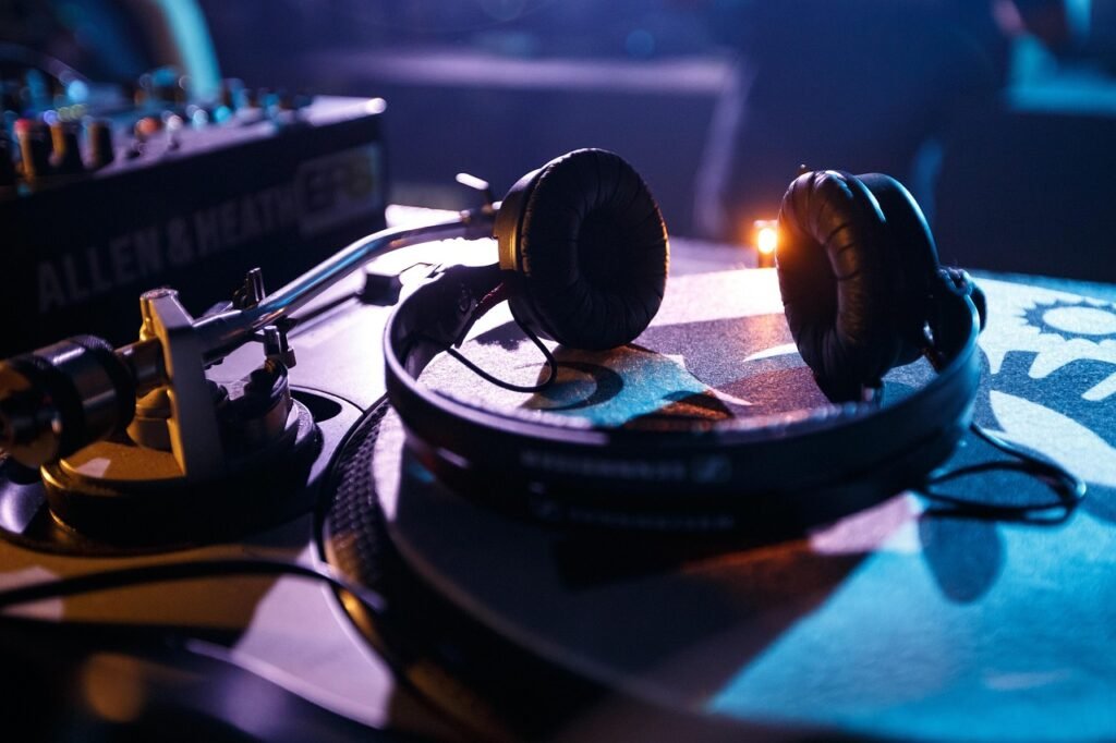 headphones, turntable, dj, audio, sound, music, electronic dance music, dance music, club, headphones, headphones, dj, music,