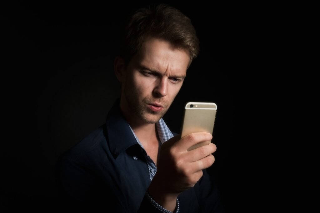 man, phone, mobile, smartphone, male, business, work, job, internet, wifi, app, using, holding, reading, message, secret, per