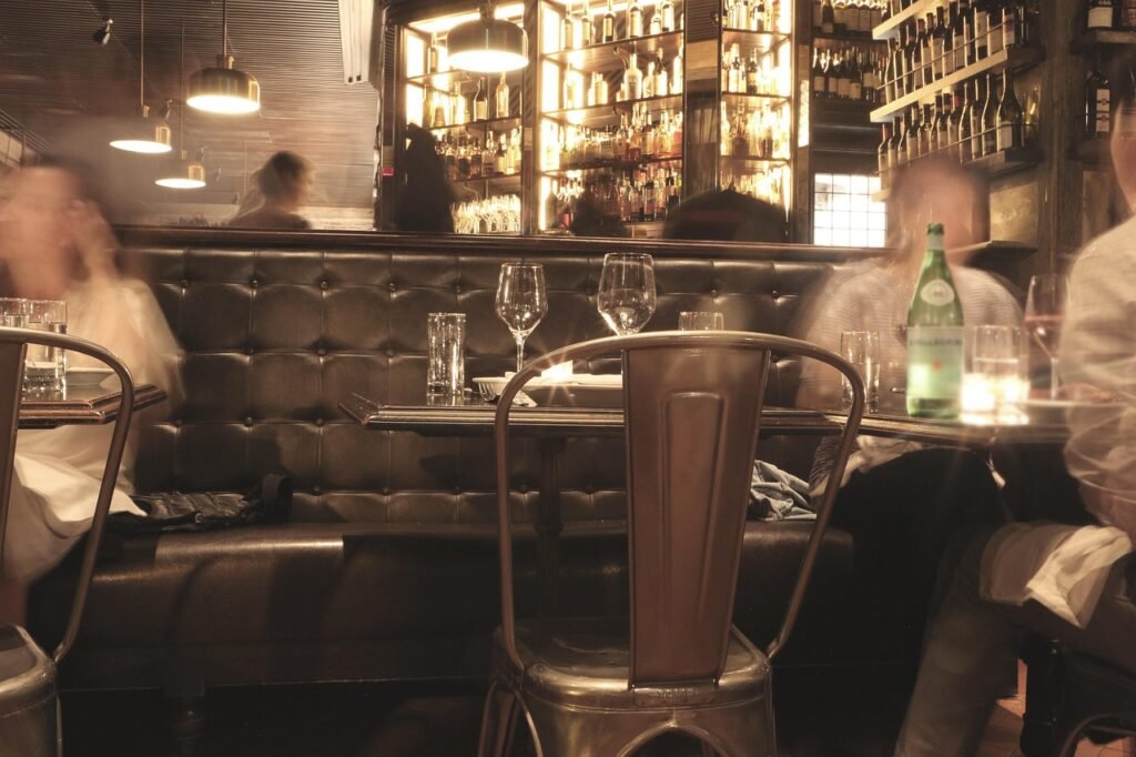 bar, lounge, restaurant, club, table, alcohol, glass, cocktail, drink, room, beverage, entertainment, seat, retro, comfortabl